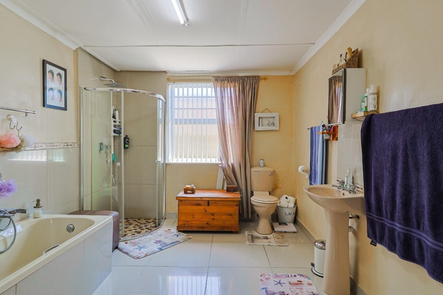 5 Bedroom Property for Sale in Gansbaai Central Western Cape